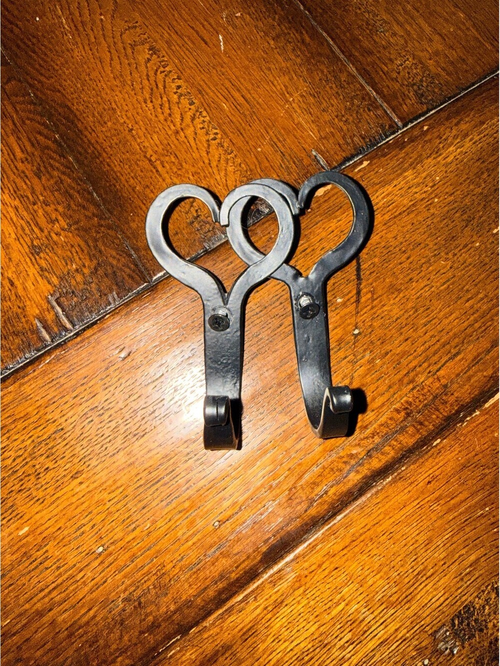 2 Metal Heart Hooks